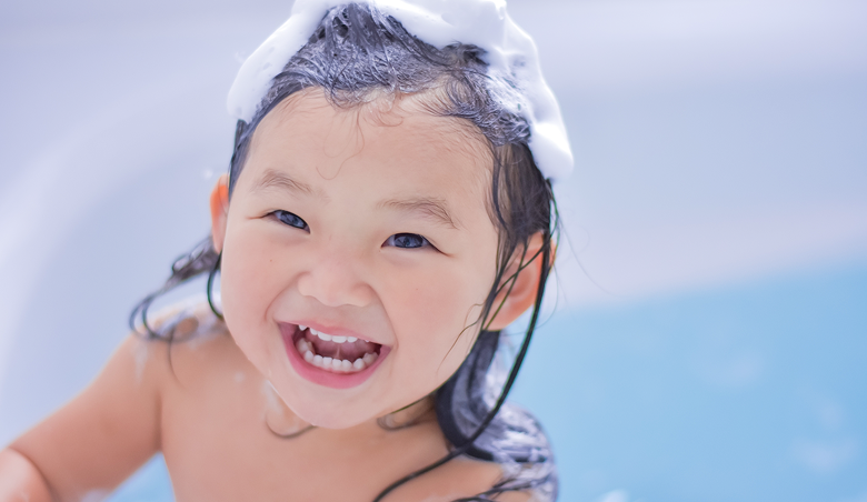 キレイなお風呂を楽しむ子どもの画像