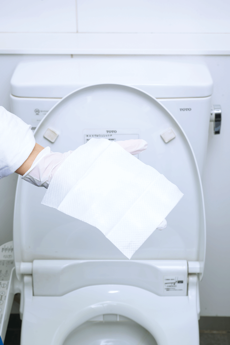 手のひらサイズにカットされたトイレシート