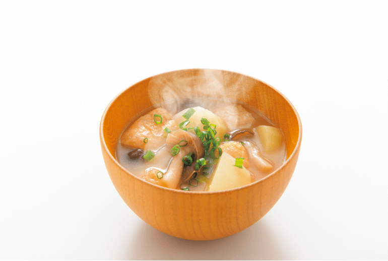 湯気の上がる味噌汁