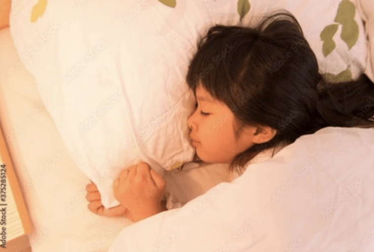 布団で眠る子供