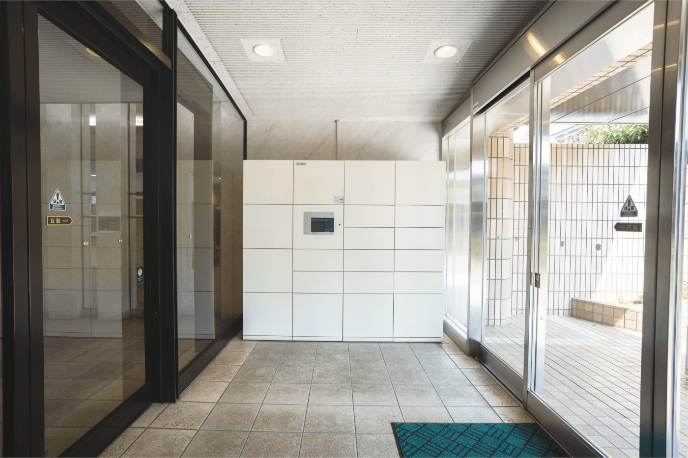 風除室に設置された宅配ボックス