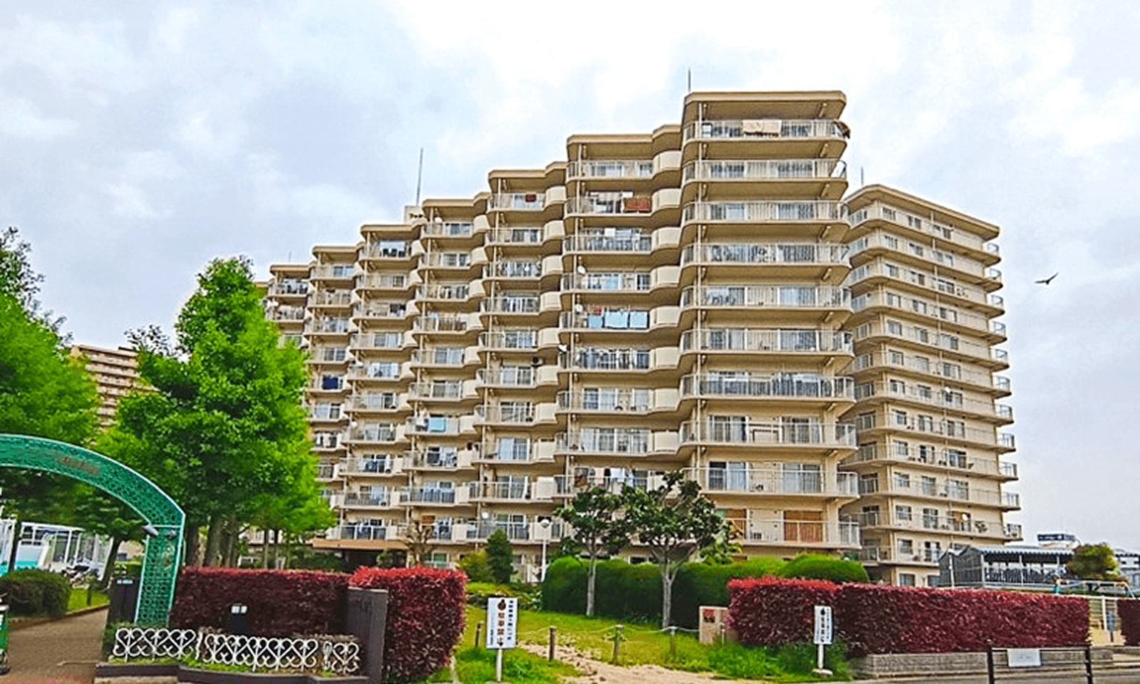 ファミリープラザ朝潮橋の全景