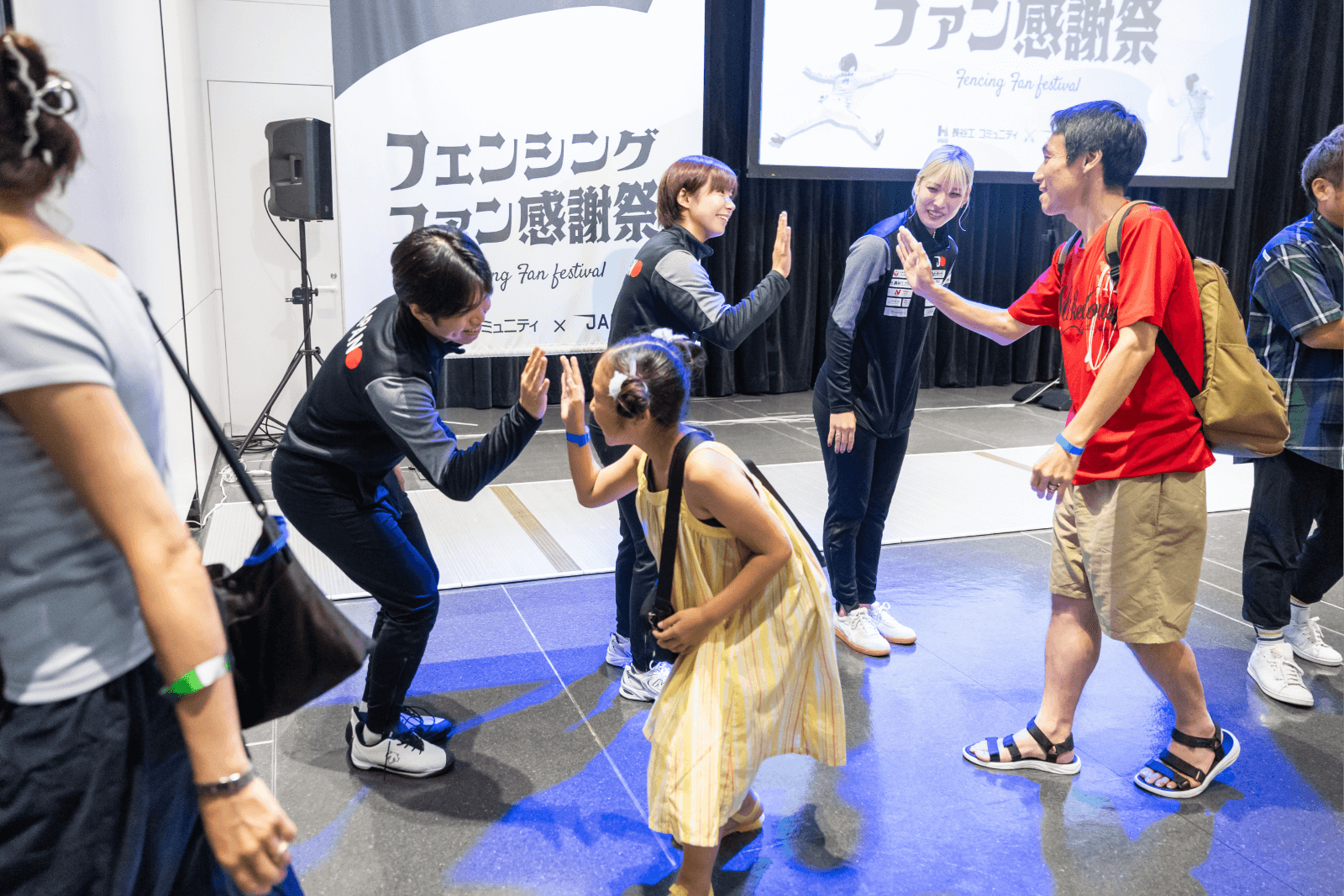 各選手とハイタッチする来場者