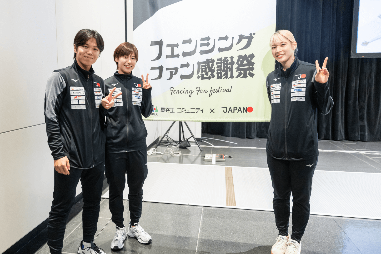 ピースする各選手