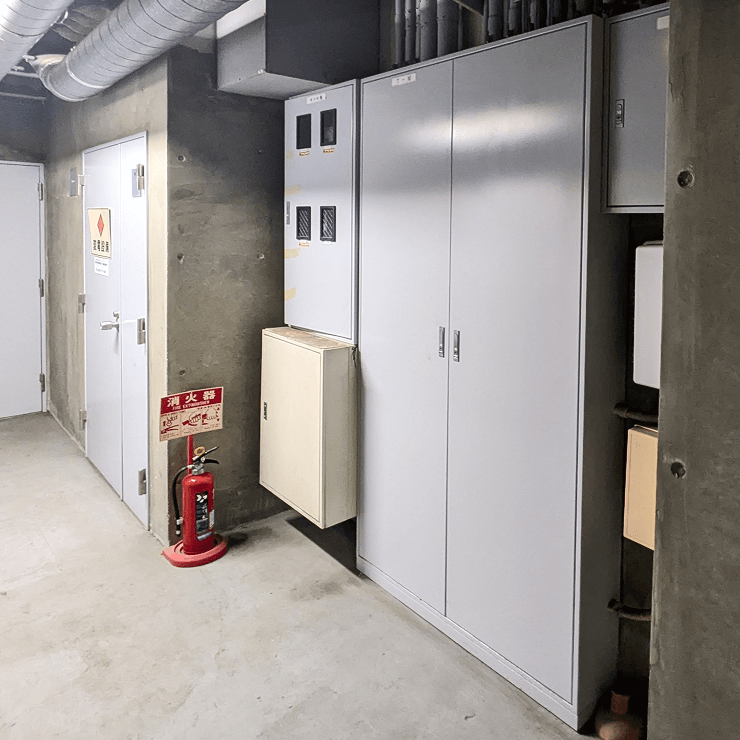 マンションの地下に設置されたキャビネットの外観