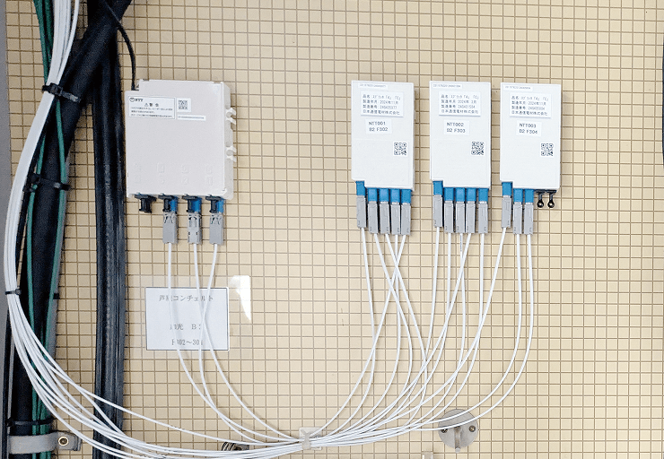 MDFから光回線が分岐している様子