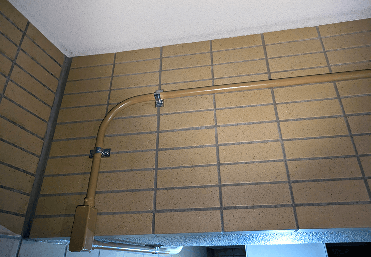 壁面の色となじむよう塗装された露出配管