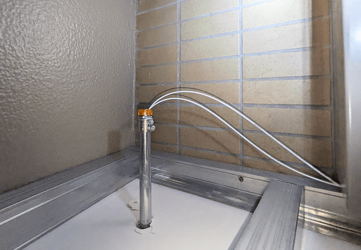 1階の共用部の天井裏に通された光回線