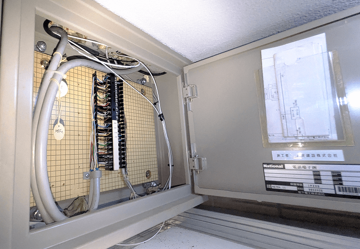 既存の電話線などと同じ経路を使って上の各フロアへと通される光回線