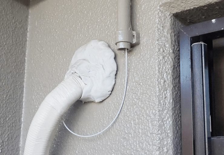 露出配管の末端からエアコンダクトの中を通して室内に引き込まれる光ケーブル