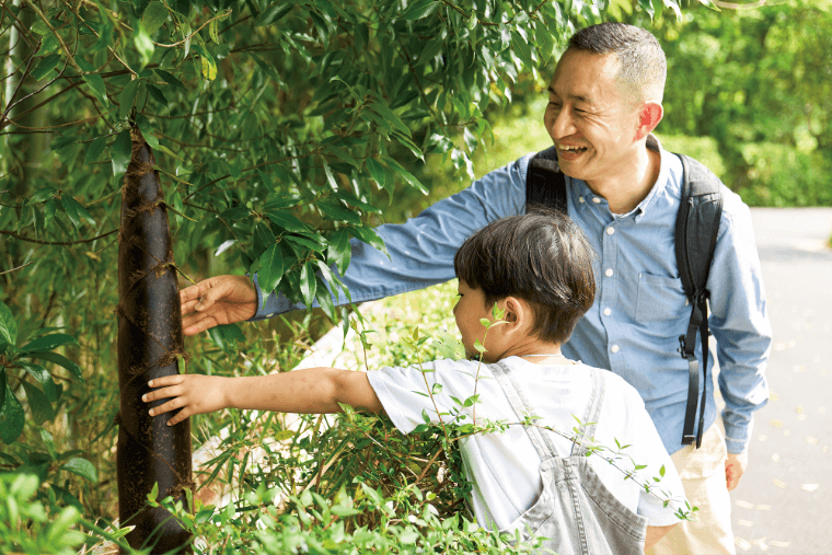 植物を触る2人