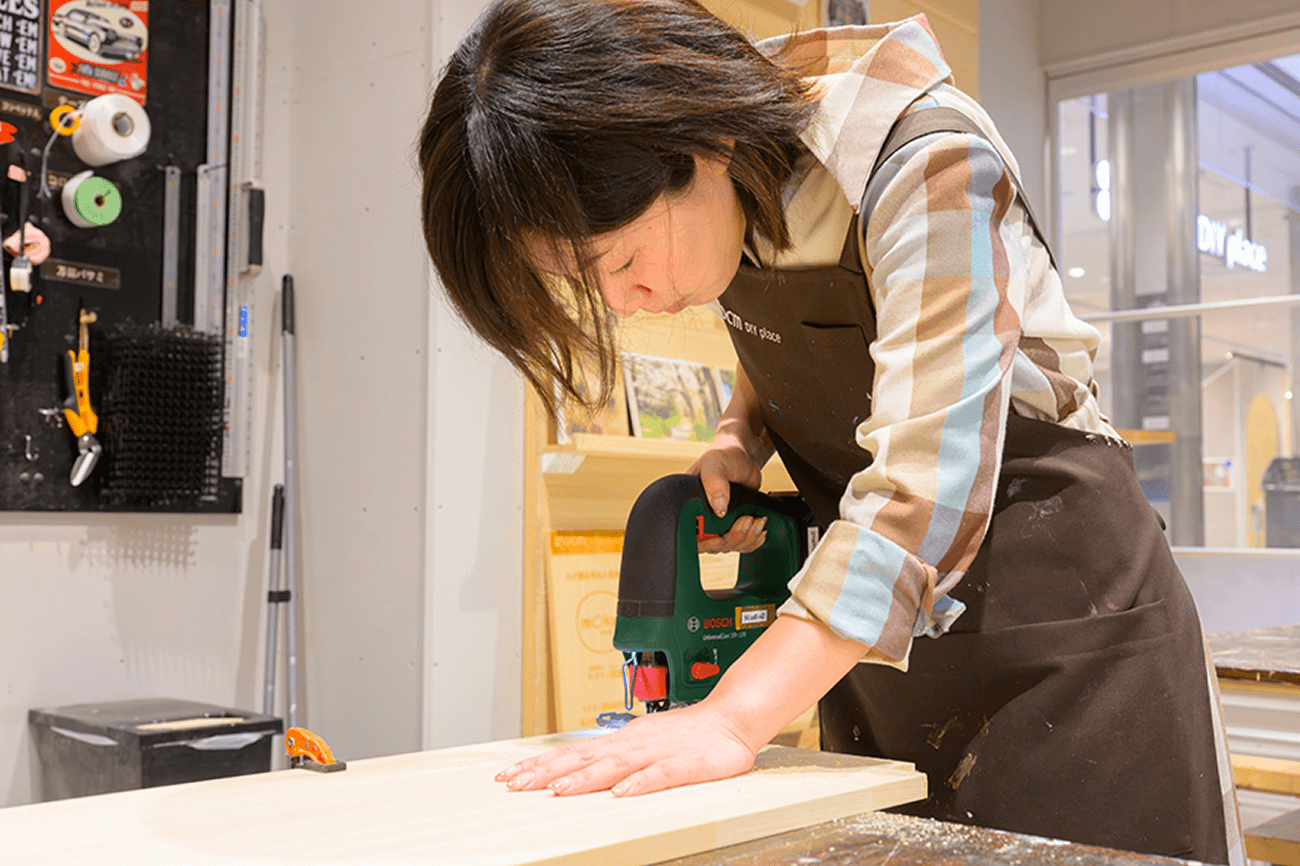 天板加工をする女性