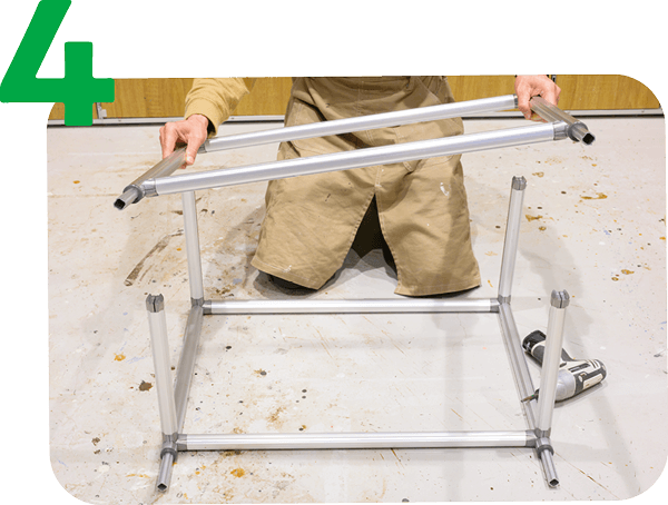 STEP04 前面にコネクタを取り付ける作業者