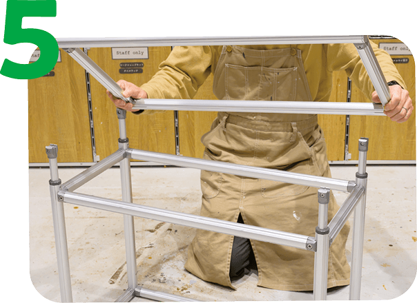 STEP05 上下の面にコネクタをはめて固定する作業者