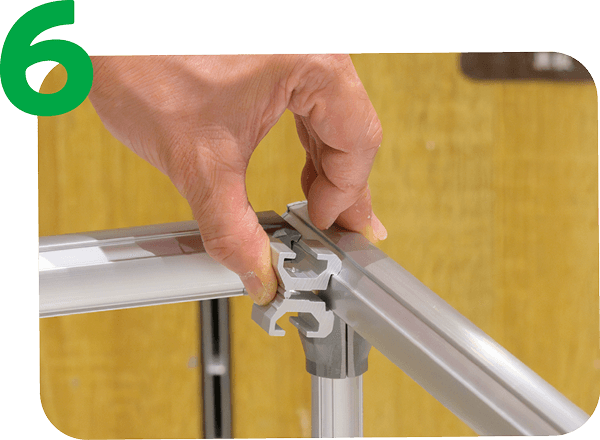 STEP06 面の四隅にボードホルダを取り付ける作業者