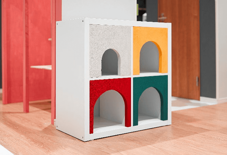 カラーボックスと組み合わせた小さなアーチを4つ組み合わせた様子