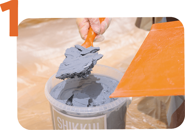 STEP1 塗料をとって、こて板に乗せる様子