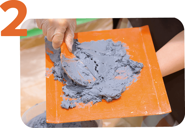 STEP2 こて板に載せて塗料を混ぜる様子