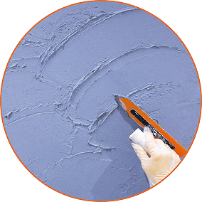 壁に塗られる紺色の塗料