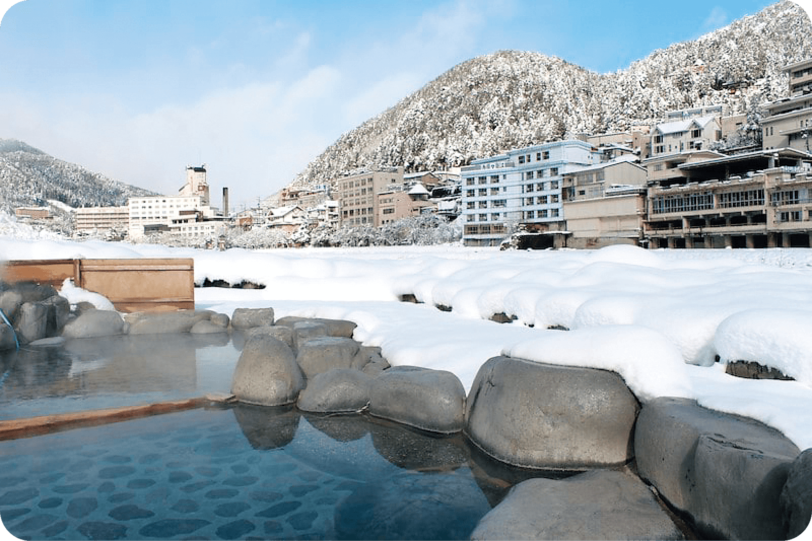 積雪の露天風呂風景