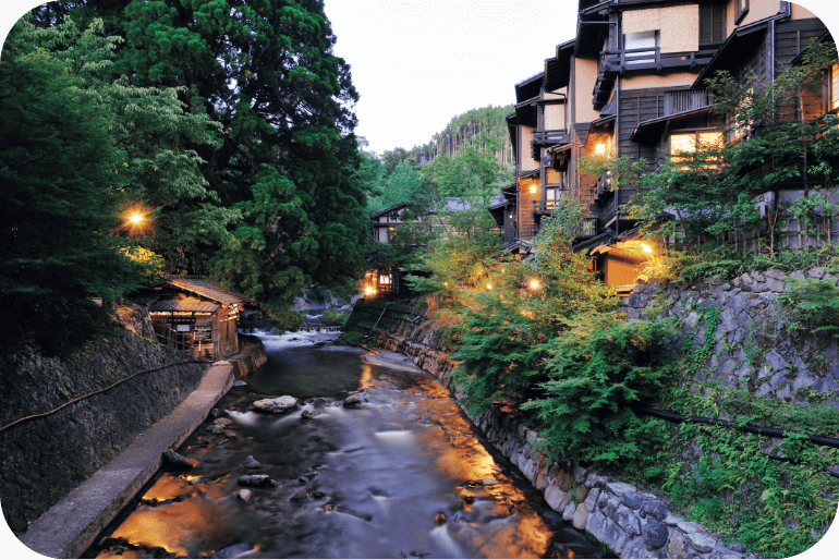 川沿いに建つ黒川温泉の外観