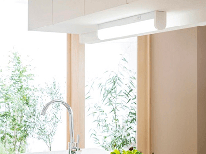 部屋を照らす直管LEDランプ