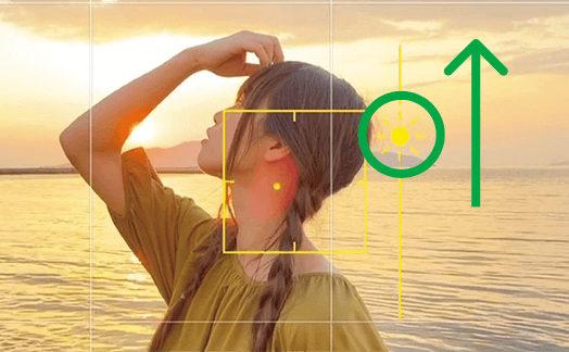 撮影画面で太陽マークをスワイプして明るさを上げる様子