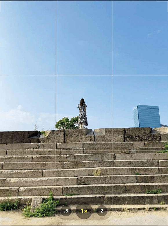 大胆に人物から引いて背景がメインになった画角の撮影画面