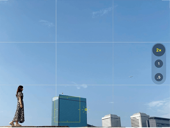 地面を映さずに人と空が画角に入った横向きの撮影画面