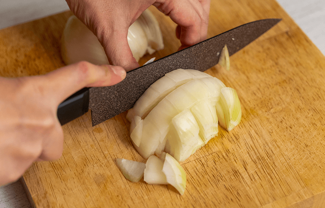 包丁で切られる玉ねぎ