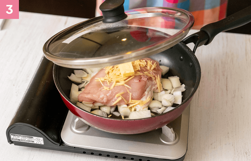 フライパンに蓋をする様子