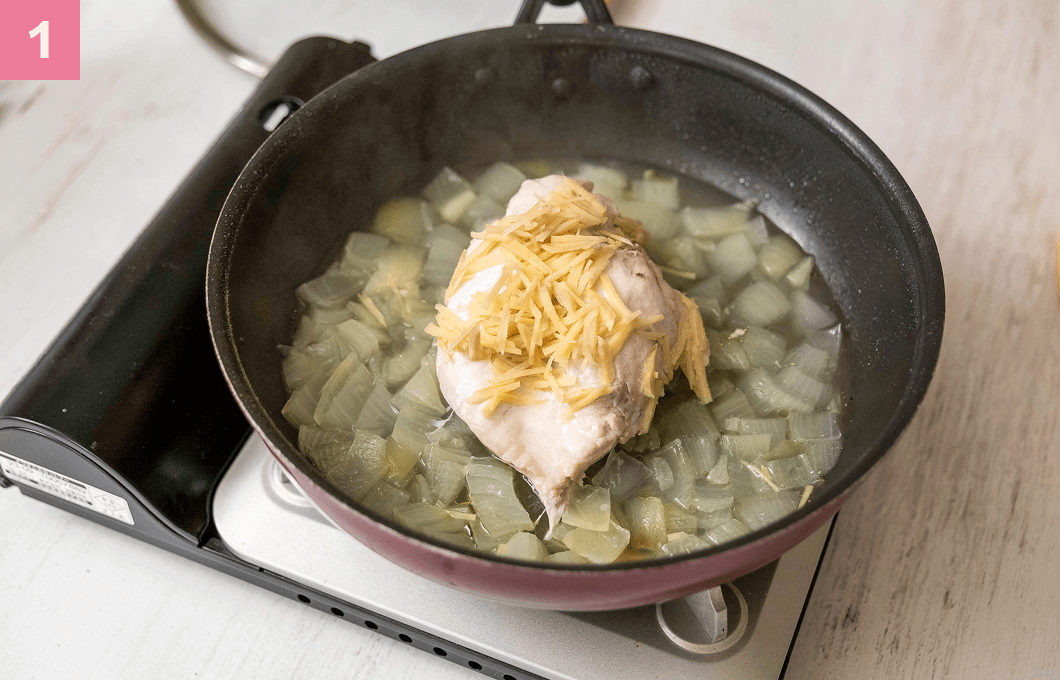 フライパンで蒸し焼きをする様子