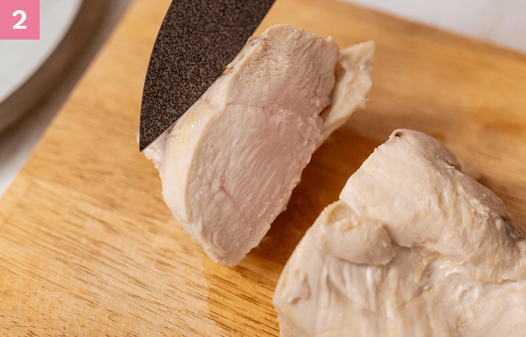 鶏肉の断面を見て火の通りを確認