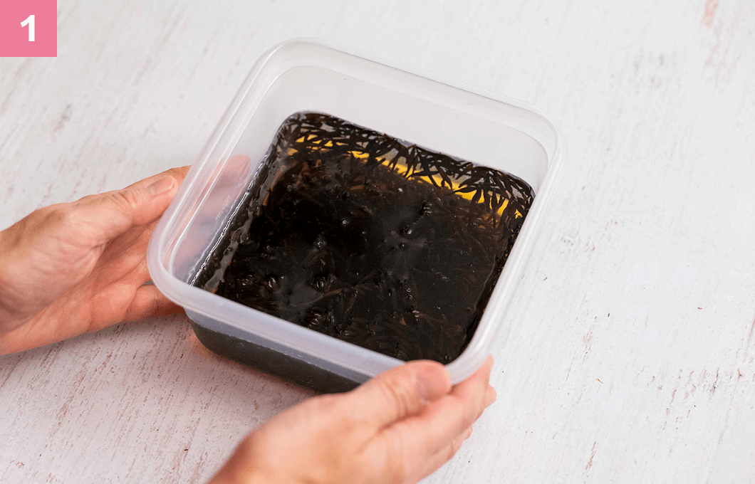 水に浸け置きしているひじきの様子