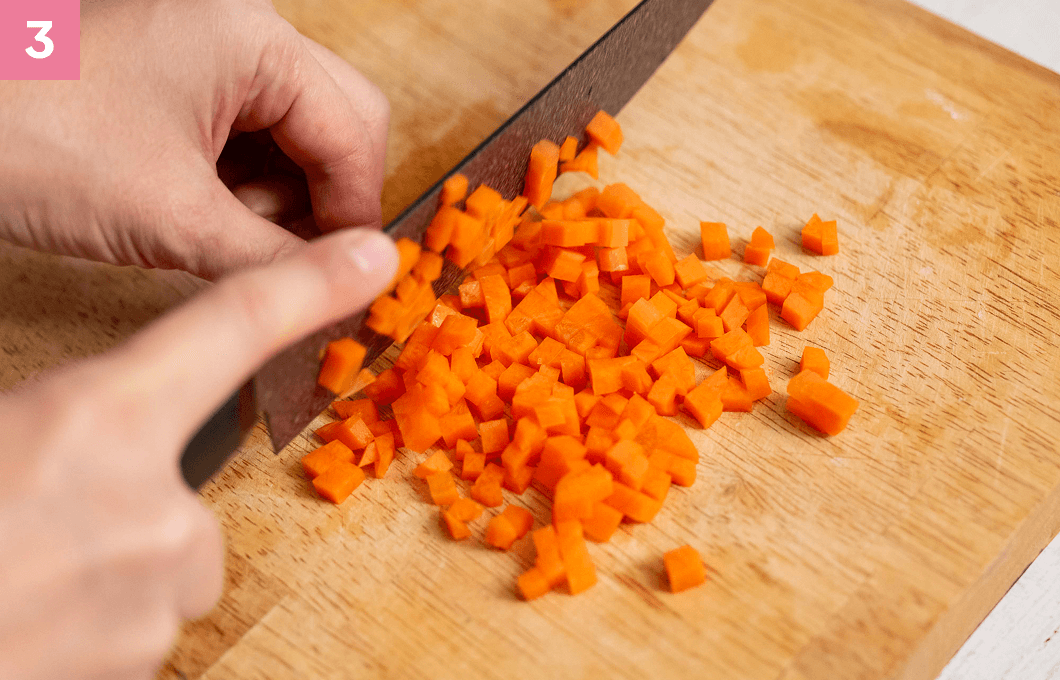 にんじんを5㎜角に切る様子