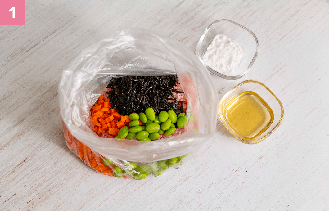 ポリ袋に入れられた材料