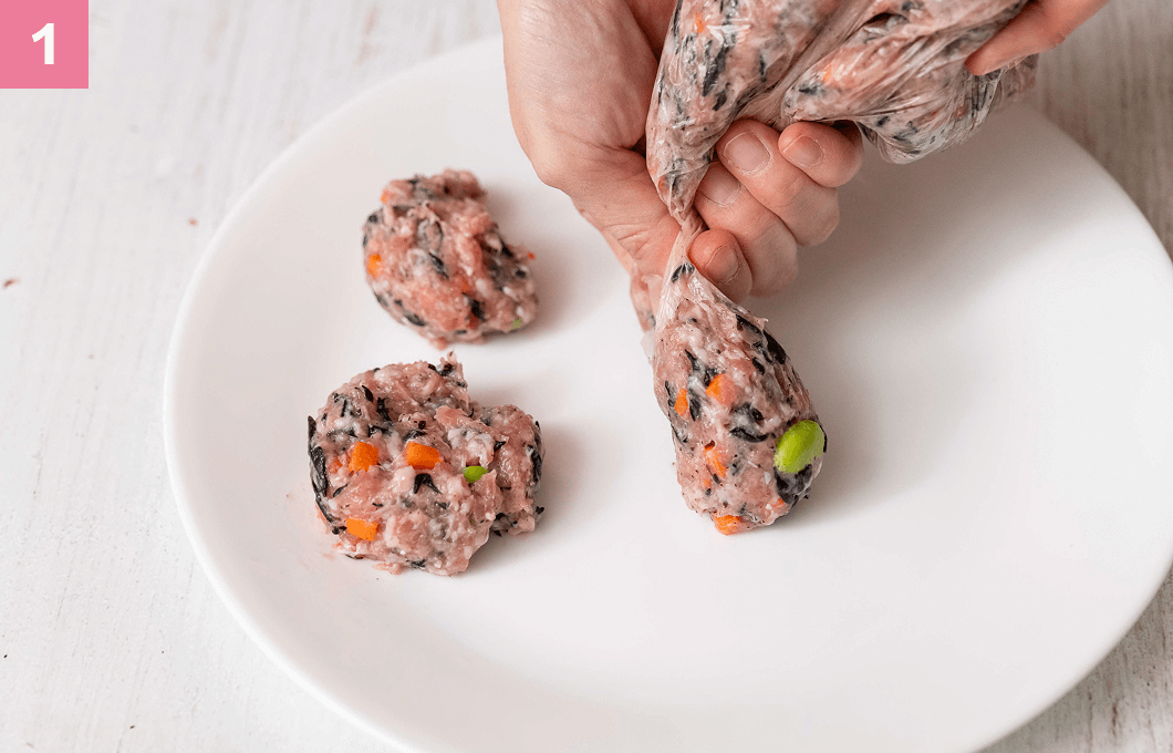 ポリ袋の端を切って、そこから材料を皿に絞り出す様子