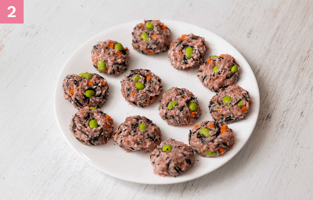 丸型に整えられた材料が並ぶ皿