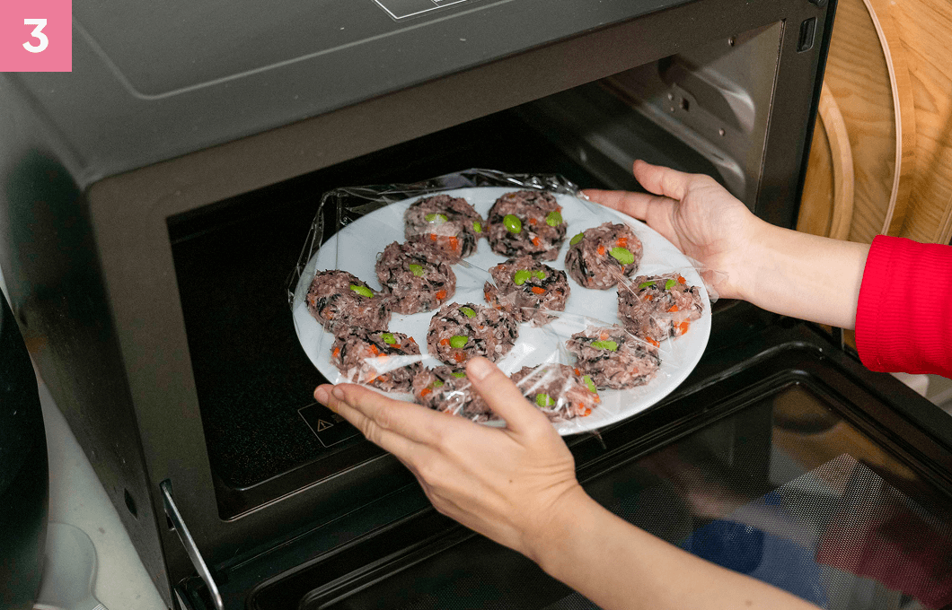 皿にラップをして電子レンジに入れる様子