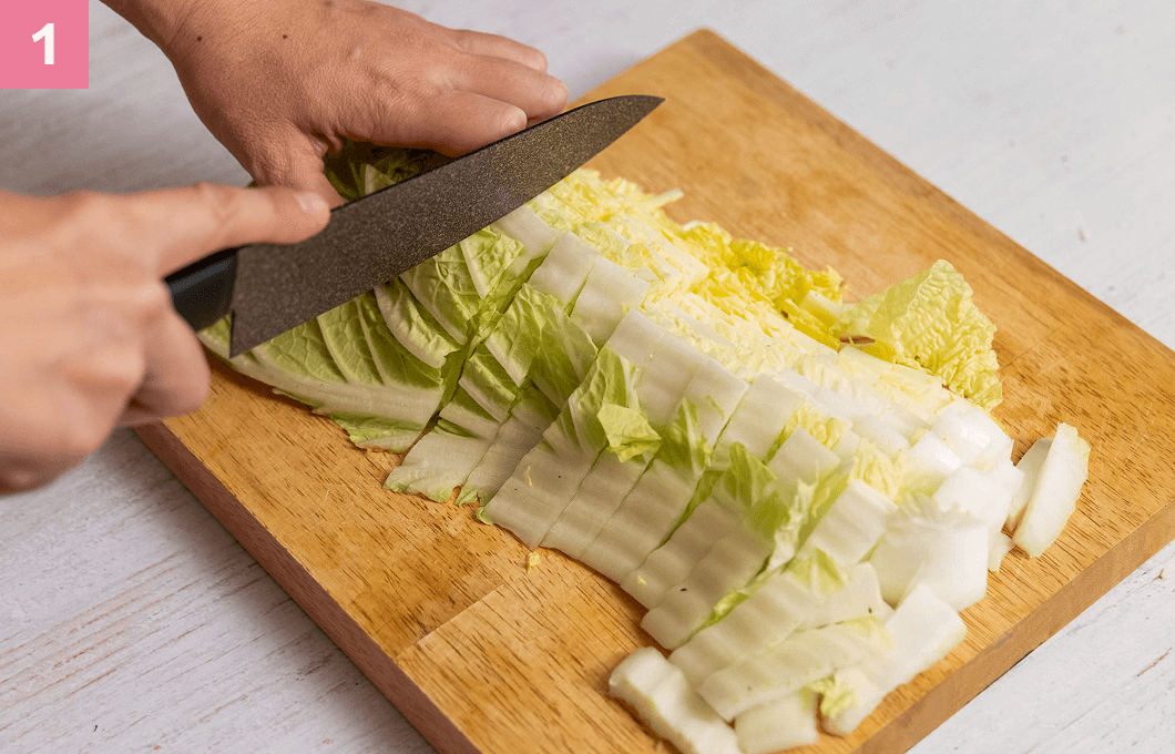 白菜を1㎝幅に切る様子
