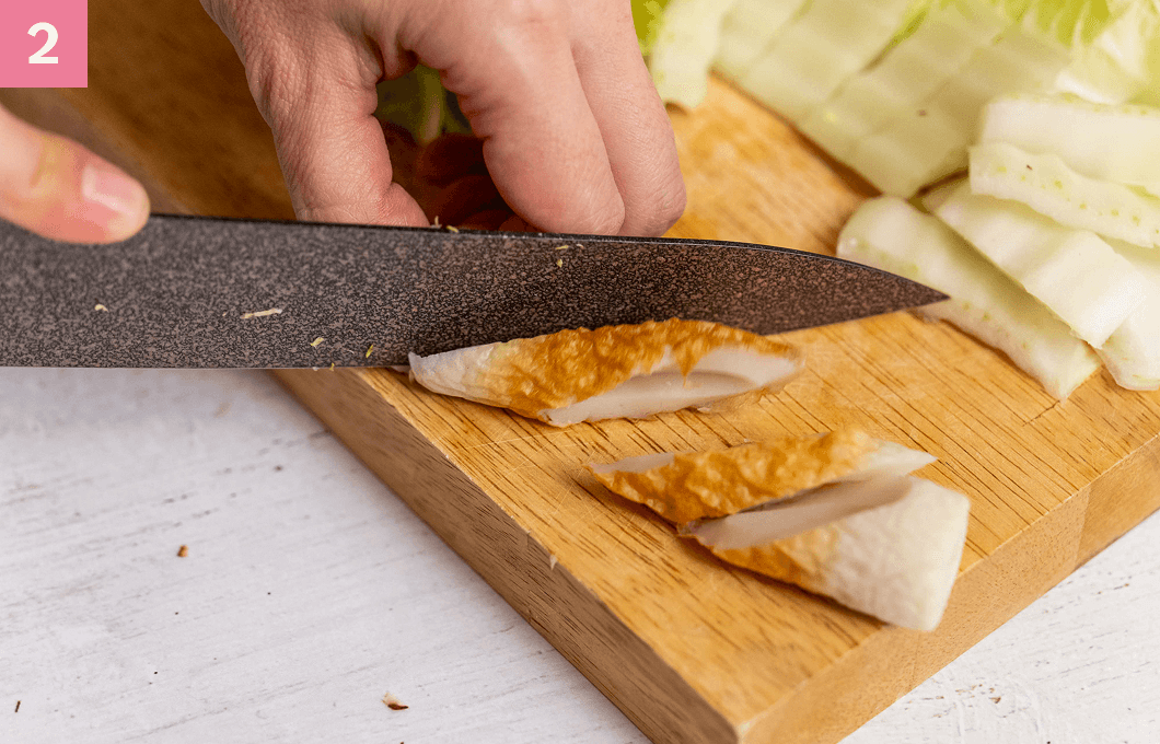 ちくわを斜めに切る様子