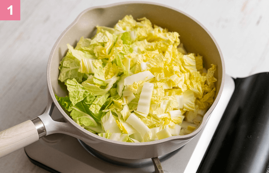 白菜をフライパンで炒める様子