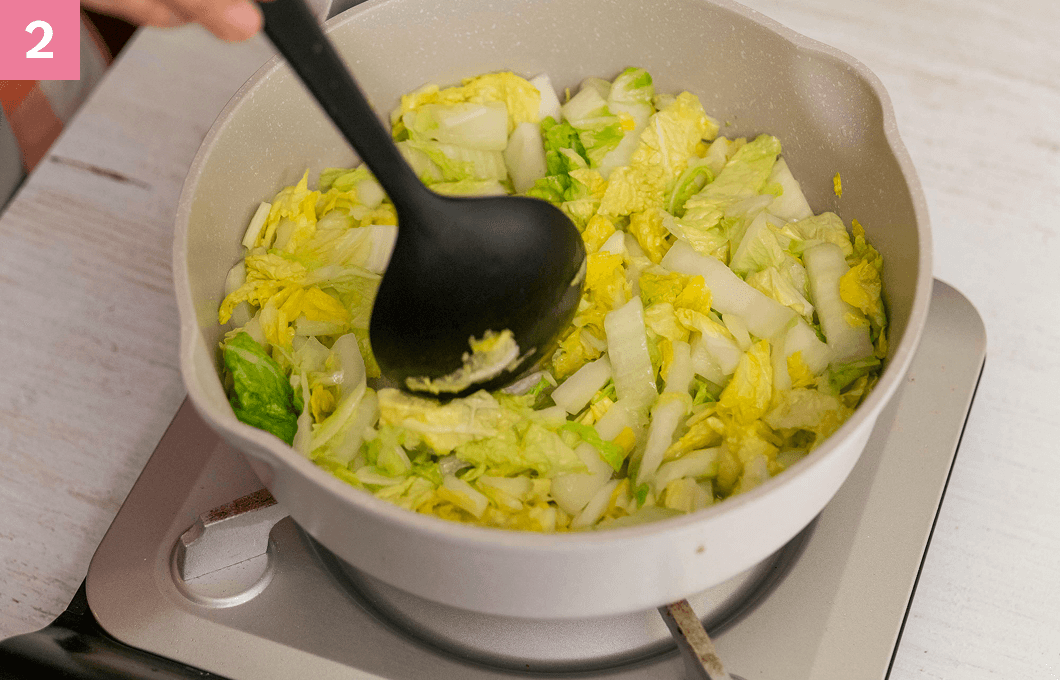 炒められてしんなりする白菜