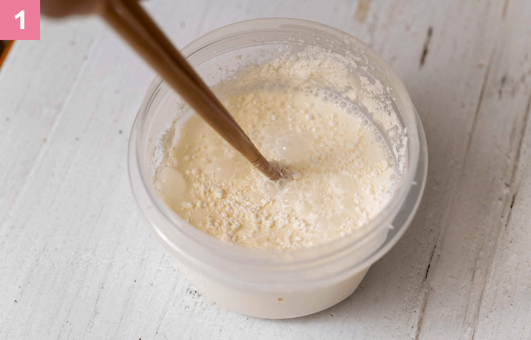 牛乳と小麦粉を菜箸で混ぜる様子