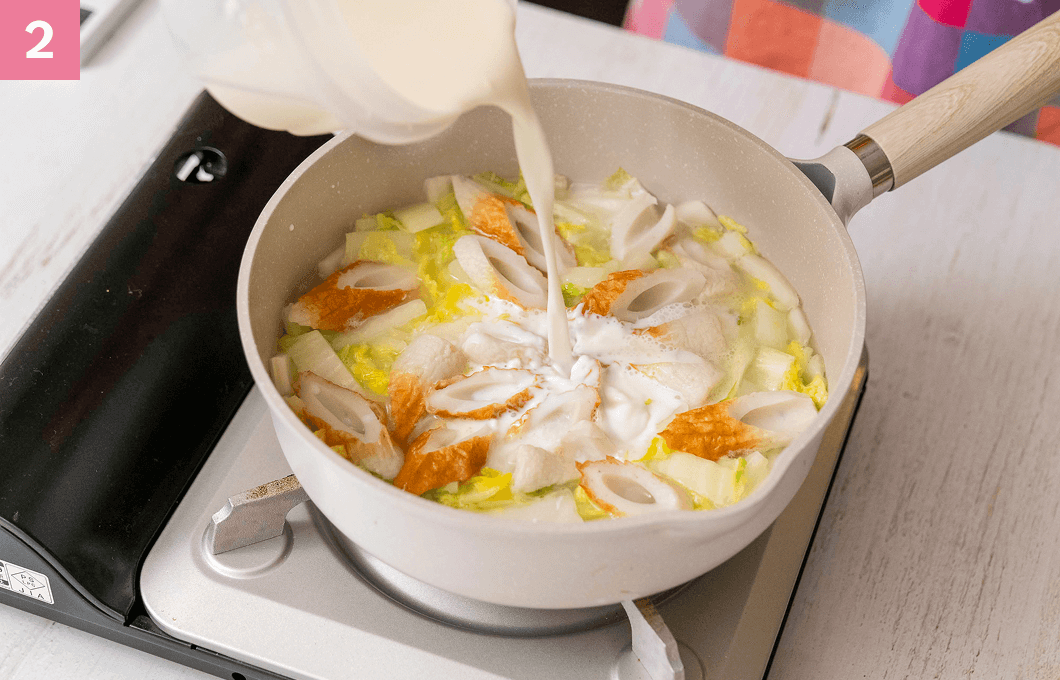 フライパンの中に混ぜた液を入れる様子