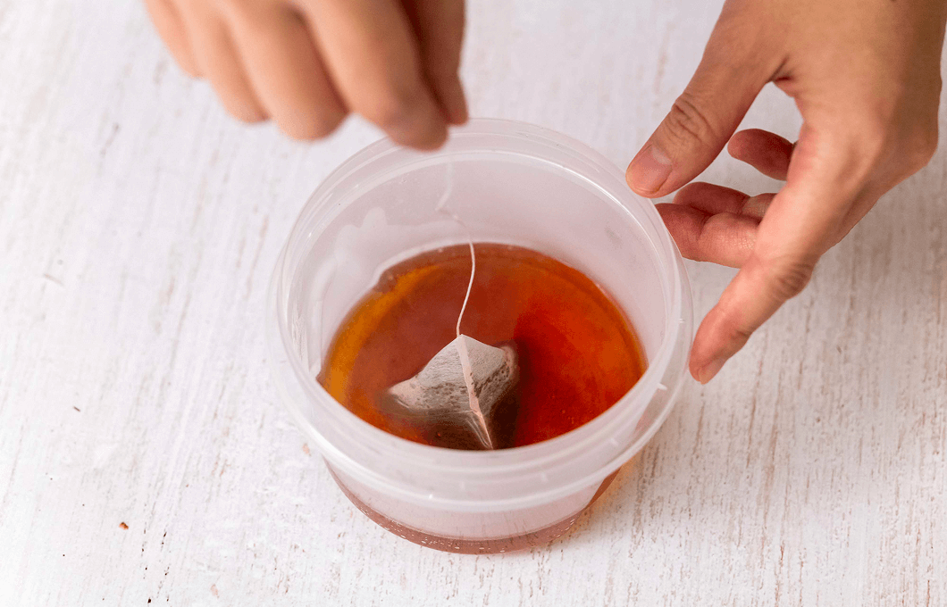 容器にティーバッグを入れて抽出している様子