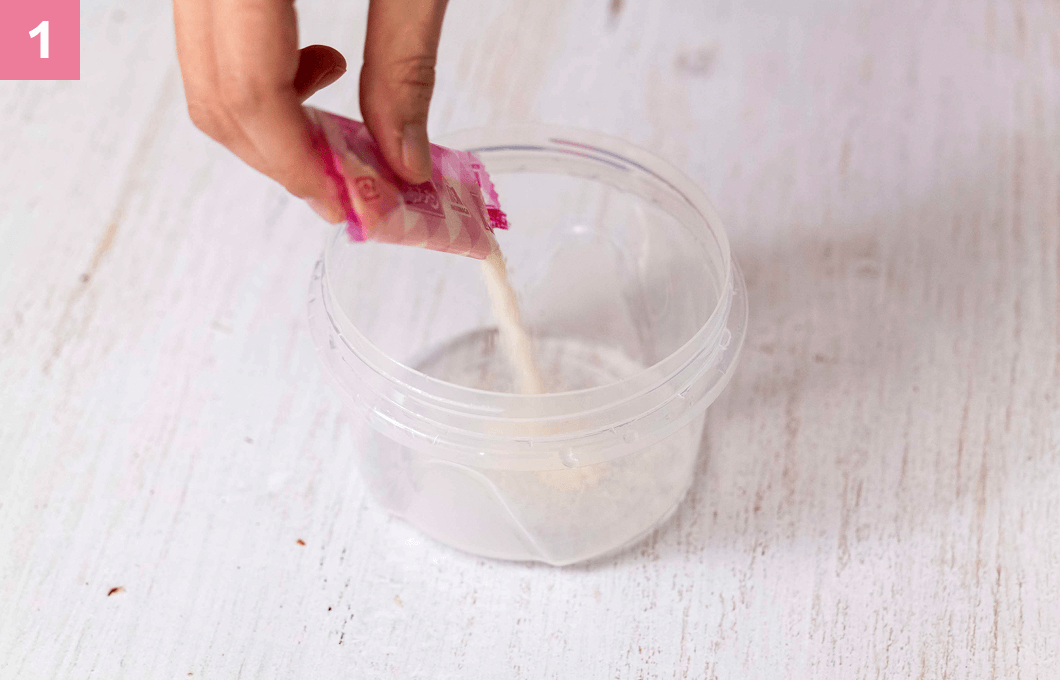 容器に材料を入れて混ぜる様子