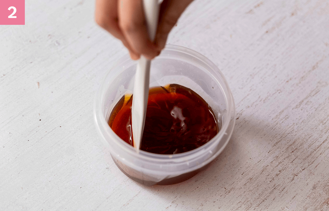 ゴムベラで混ぜる様子