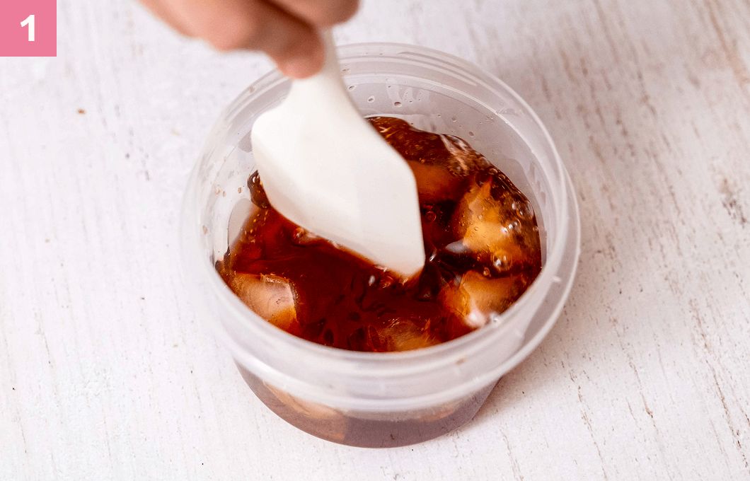 容器に氷を入れて混ぜる様子