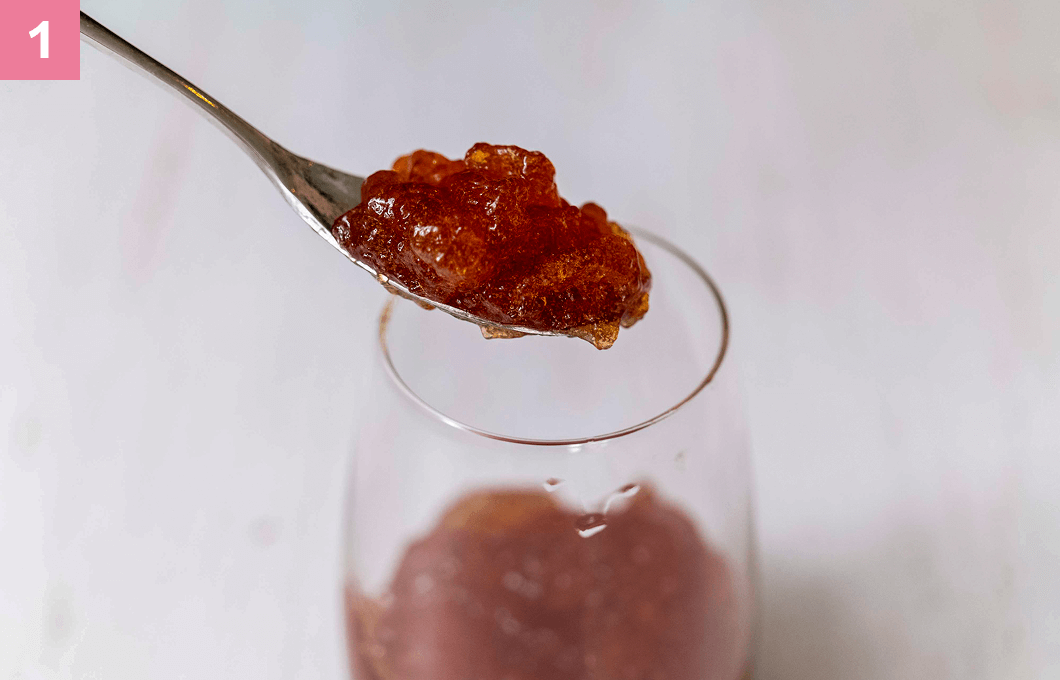 コップに材料を入れる様子